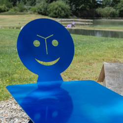 Banc extérieur en métal ludique, coloré et original, couleur bleu