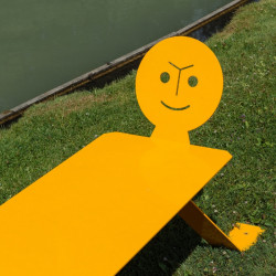 Zoom assise du banc extérieur en métal ludique, coloré et original, couleur jaune