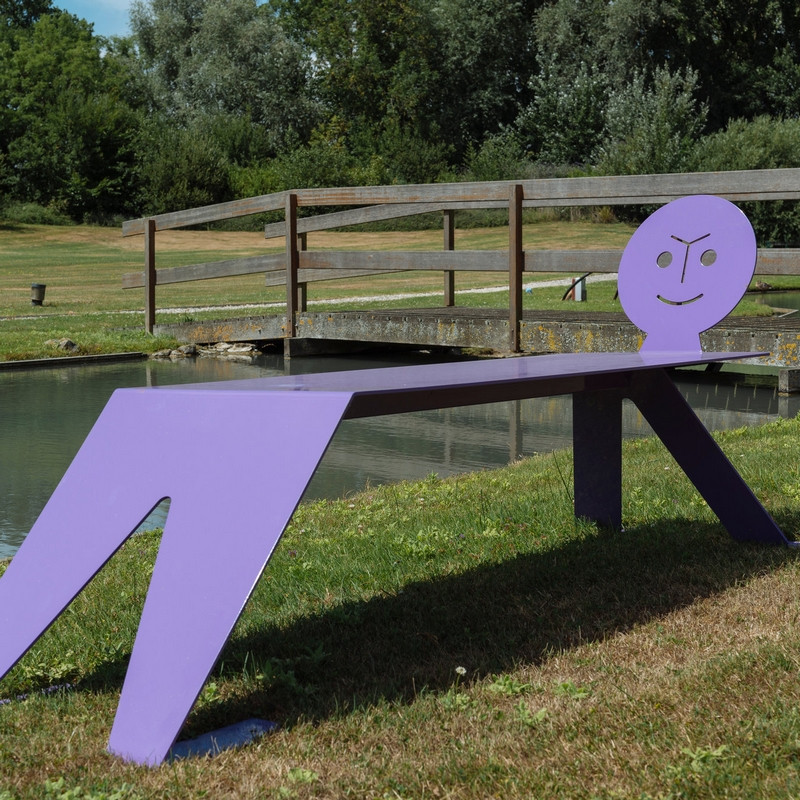 Banc extérieur en métal ludique, coloré et original, couleur violet