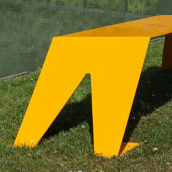 Zoom pieds du banc extérieur en métal ludique, coloré et original, couleur jaune