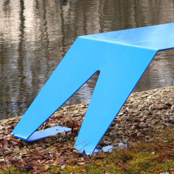 Zoom pieds du banc extérieur en métal ludique, coloré et original, couleur bleu