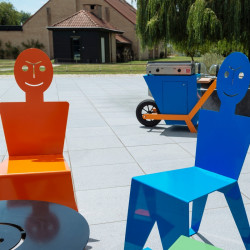 Chaise pour l'extérieur en métal ludique, colorée et originale, couleur orange