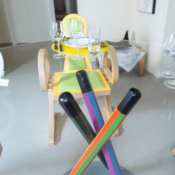 Table en verre de 1,40 m de diamètre sur un pied composé de crayons