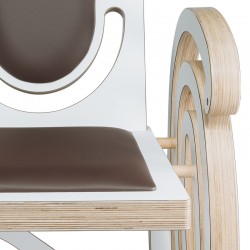 Zoom assise de la chaise à bascule "Cobra" originale, design et élégante
