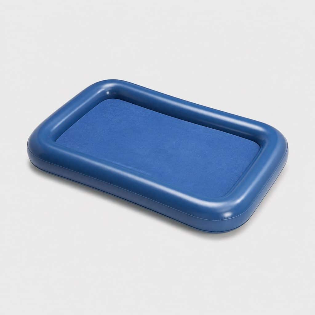 Matelas gonflable enfant bleu à rebords surélevés