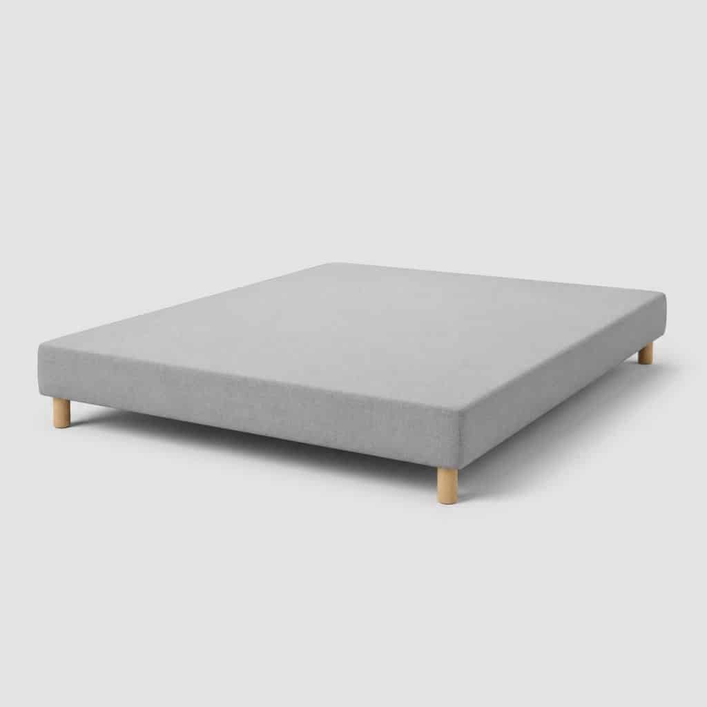 Sommier tapissier 140 x 190 cm en coutil gris clair sur pieds bois