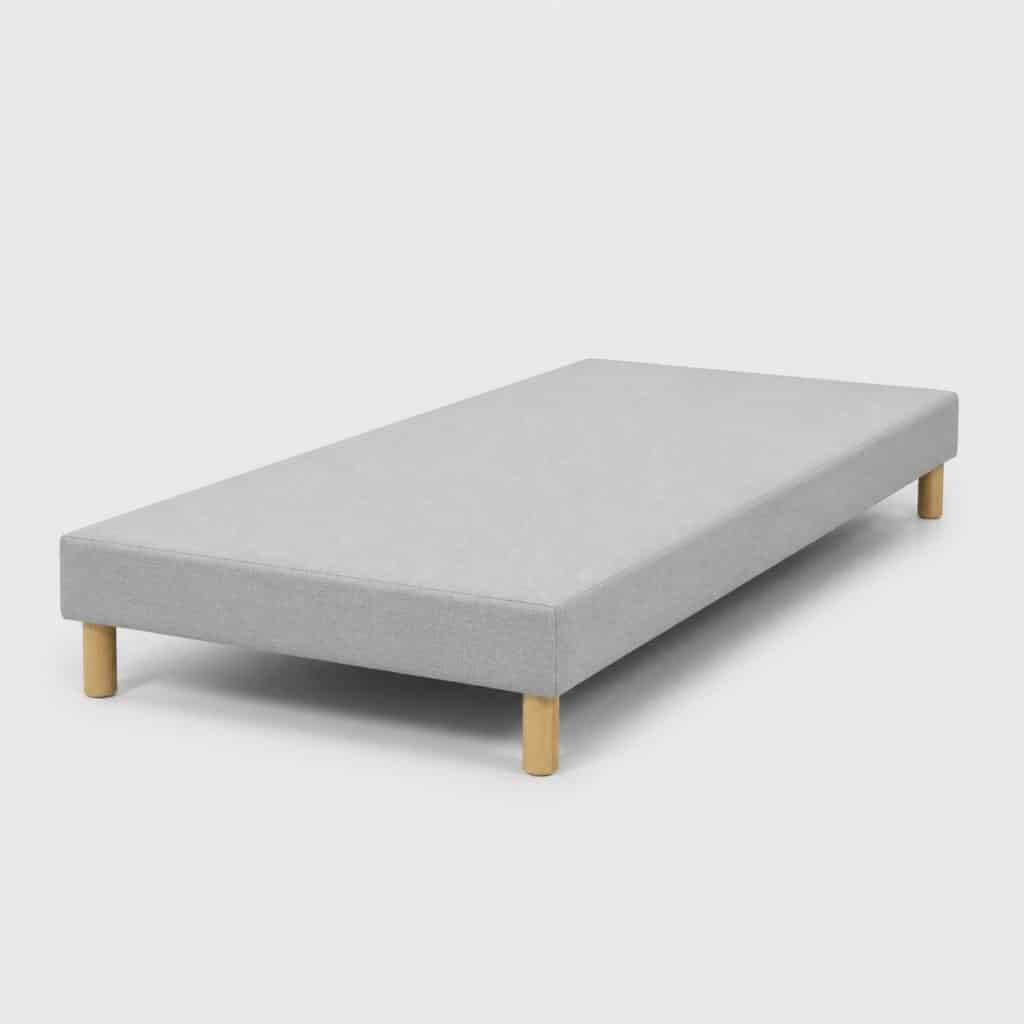 Sommier tapissier 90 x 200 cm en coutil gris clair sur pieds bois
