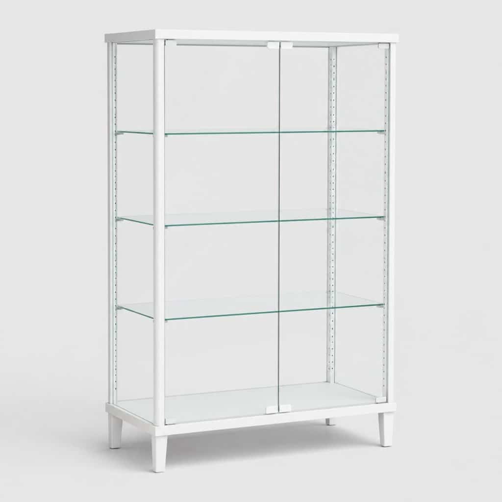Vitrine en verre blanche sur pied avec quatre étagères, vue de face